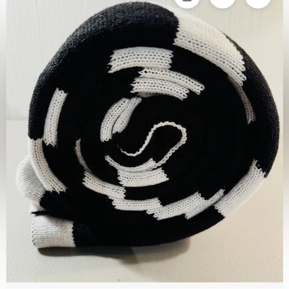 Threshold Knit Throw Blanke Geometric Jacquard Reversible Black & White NWT - Picture 4 of 6